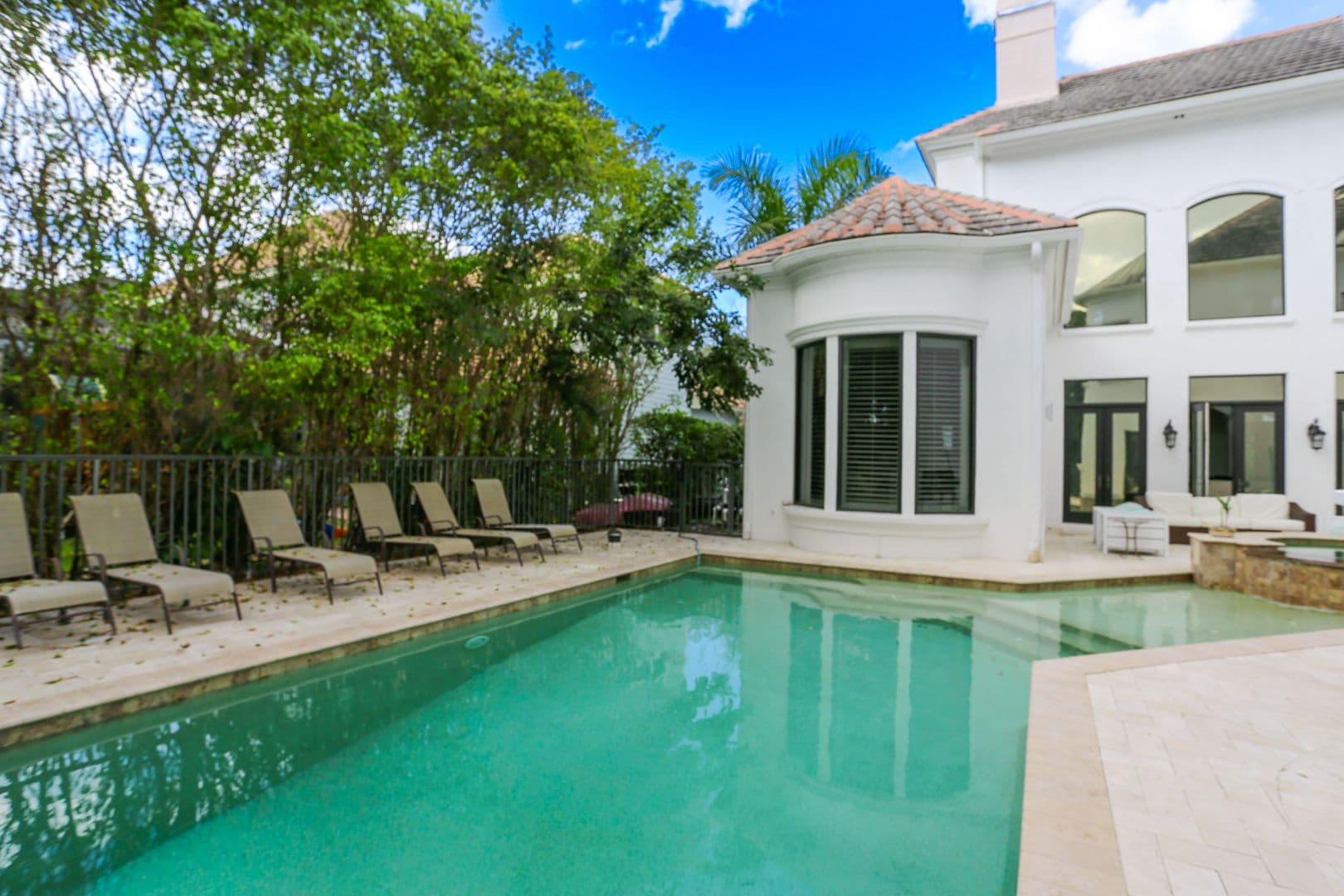 Naples House: 1412 Hemingway Place