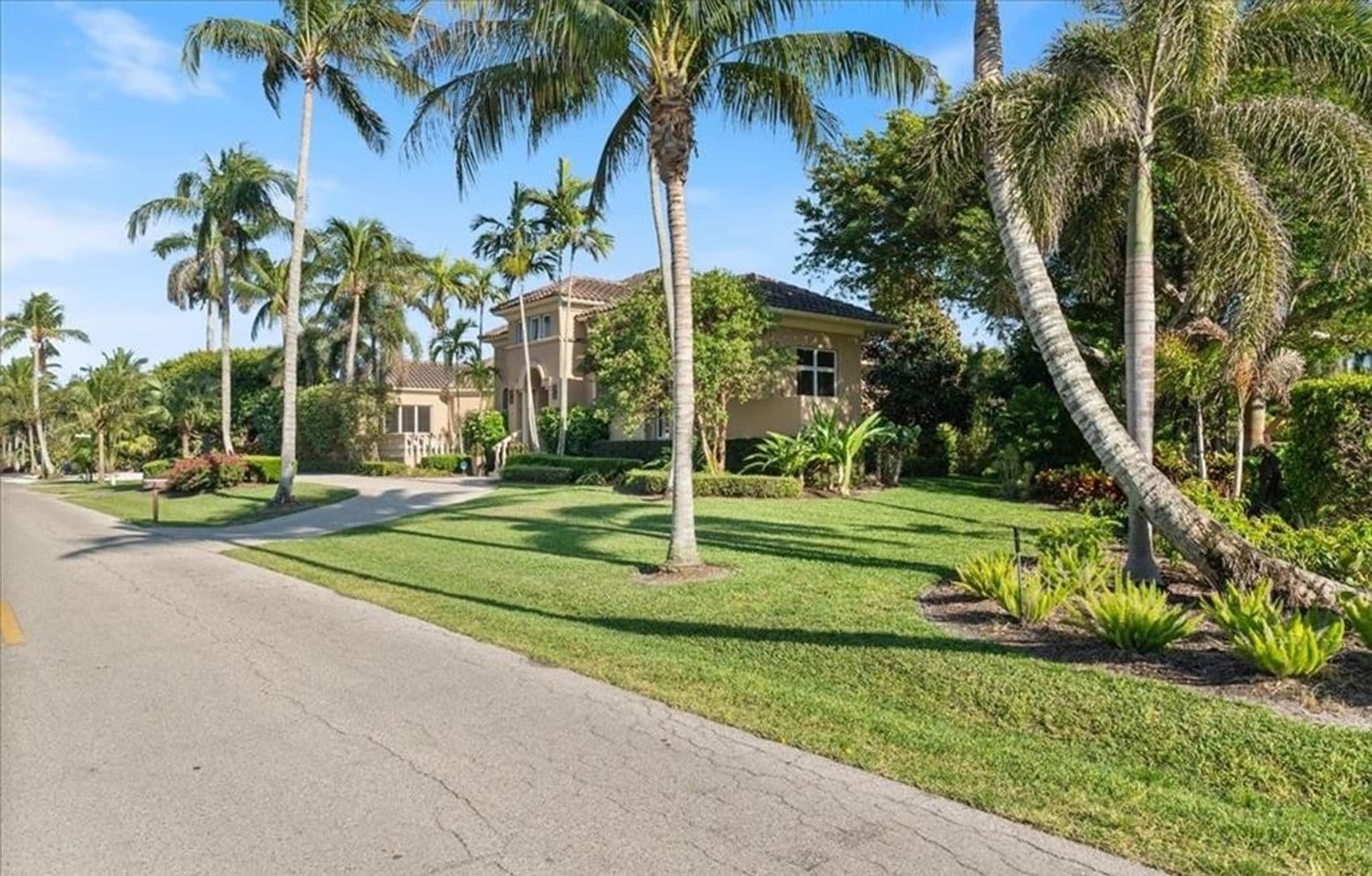 Naples House: 550 21st Avenue Street