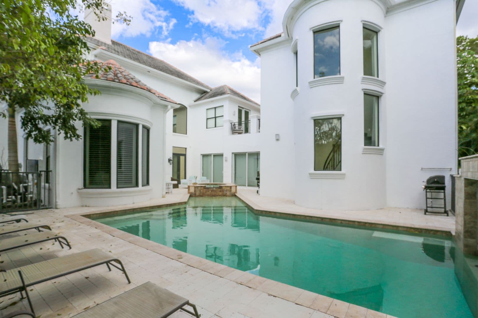 Naples House: 1412 Hemingway Place