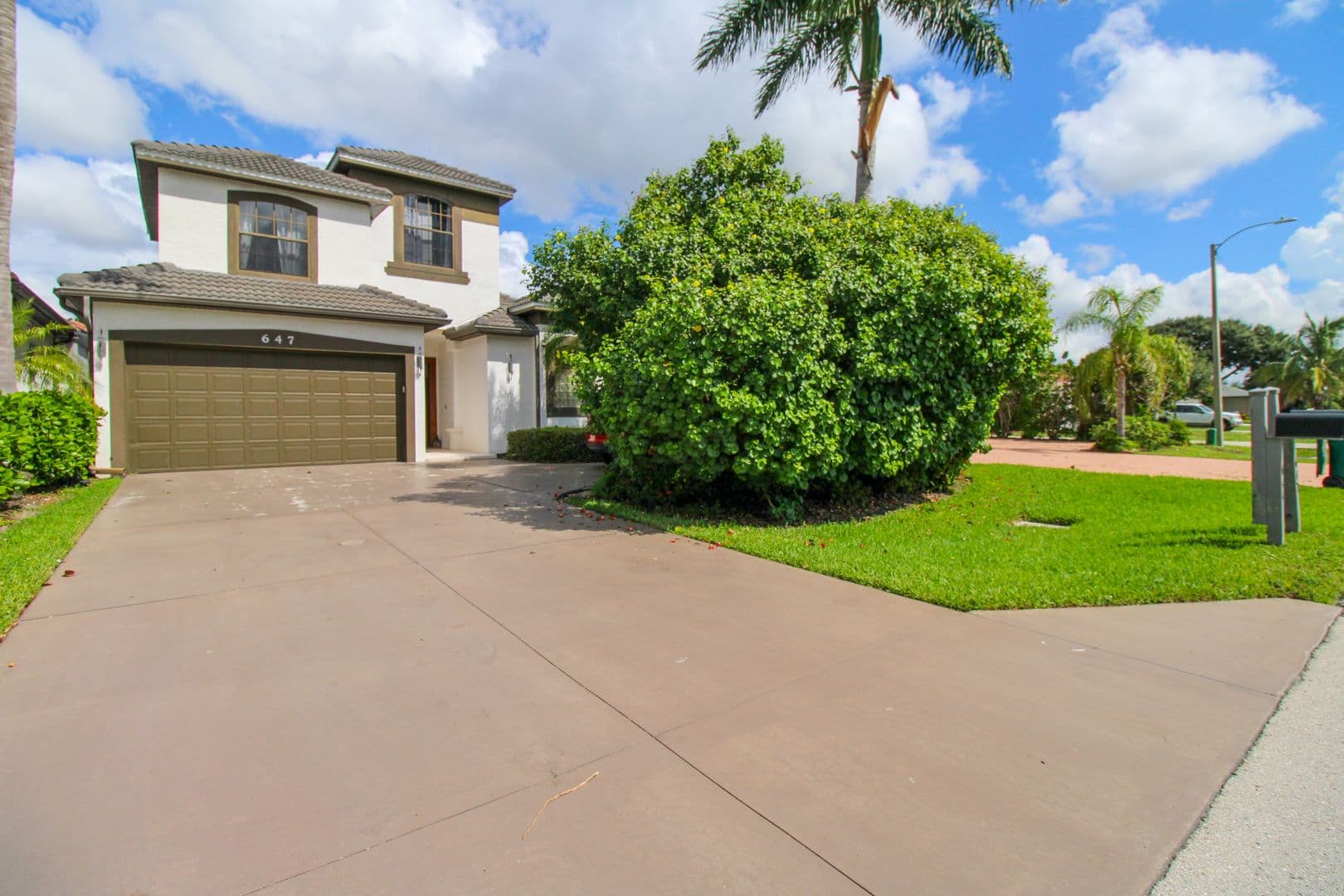 Naples House: 647 110th Avenue North