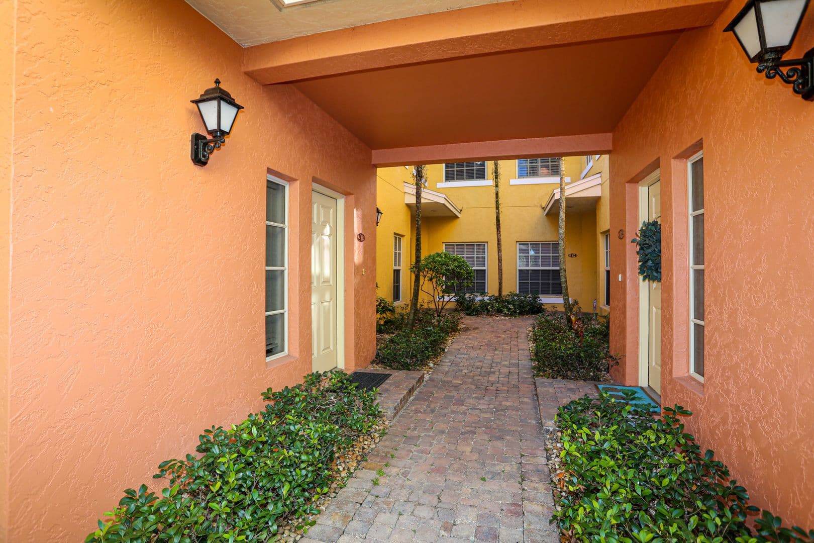 Estero House: 8565 Via Garibaldi #203