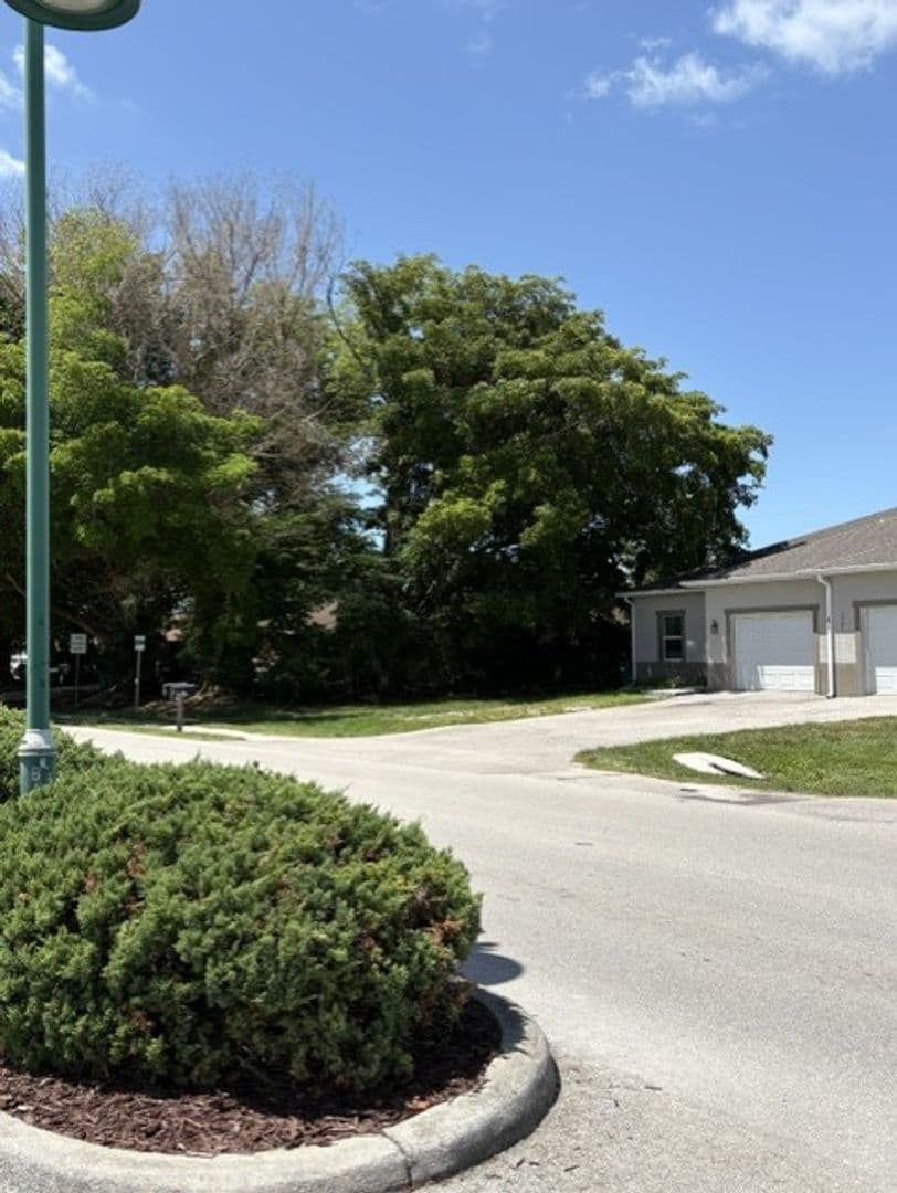 Naples Apartment: 2061 Sunshine Boulevard