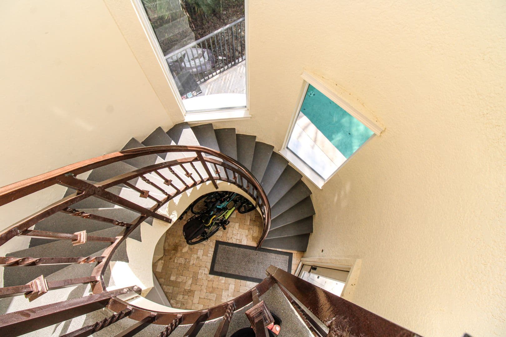 Naples House: 1412 Hemingway Place