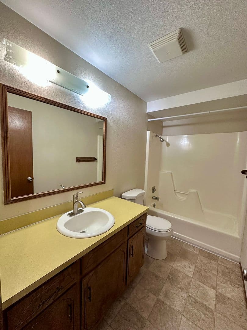 Springfield House: 970 S 55th Place