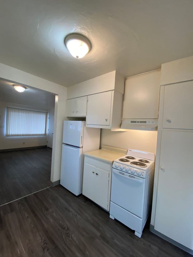 Eugene Apartment: 771 W 7th Ave