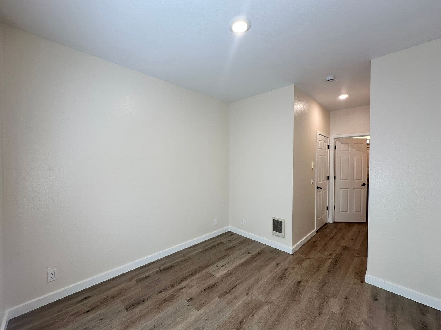 Springfield Apartment: 387 S 58th Street
