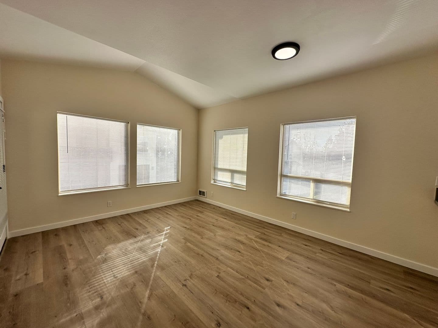 Springfield Apartment: 387 S 58th Street