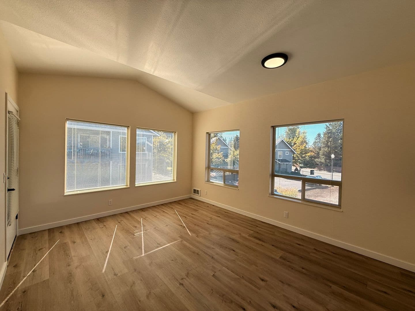 Springfield Apartment: 387 S 58th Street