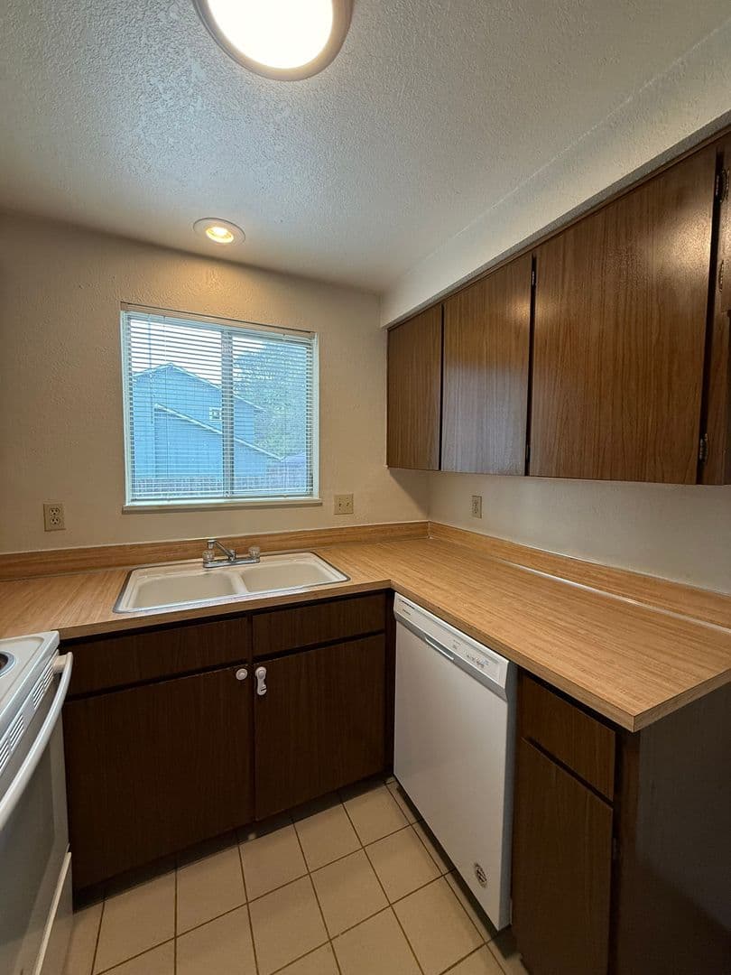 Veneta Apartment: 25116 Cheney Drive