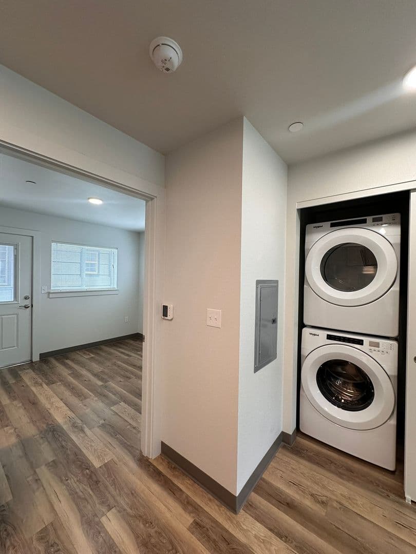 Springfield Apartment: 1866 5th Street