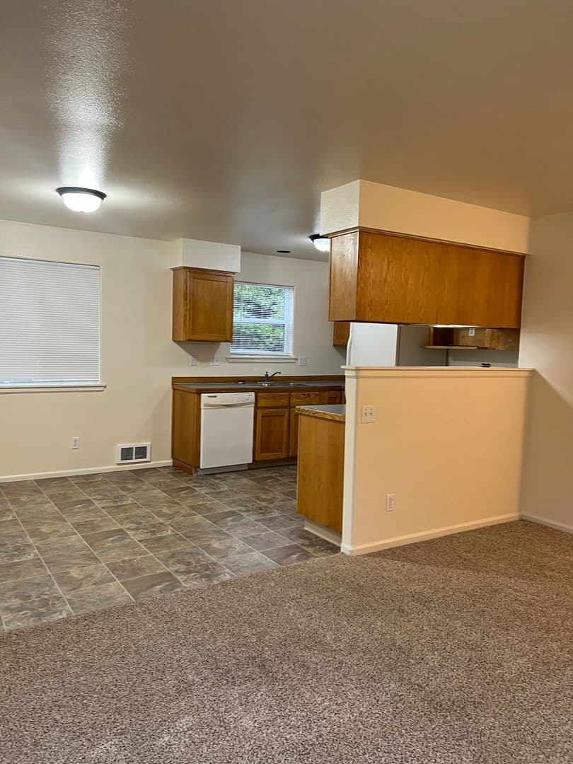 Eugene Apartment: 1622 W Broadway