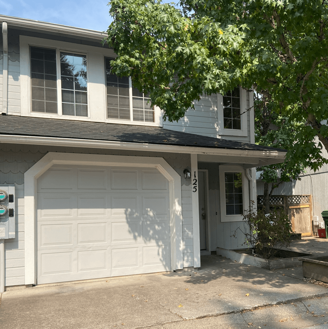 Eugene Apartment: 123 Green Lane