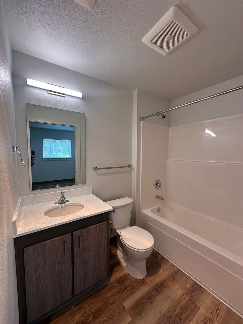 Springfield Apartment: 1866 5th Street