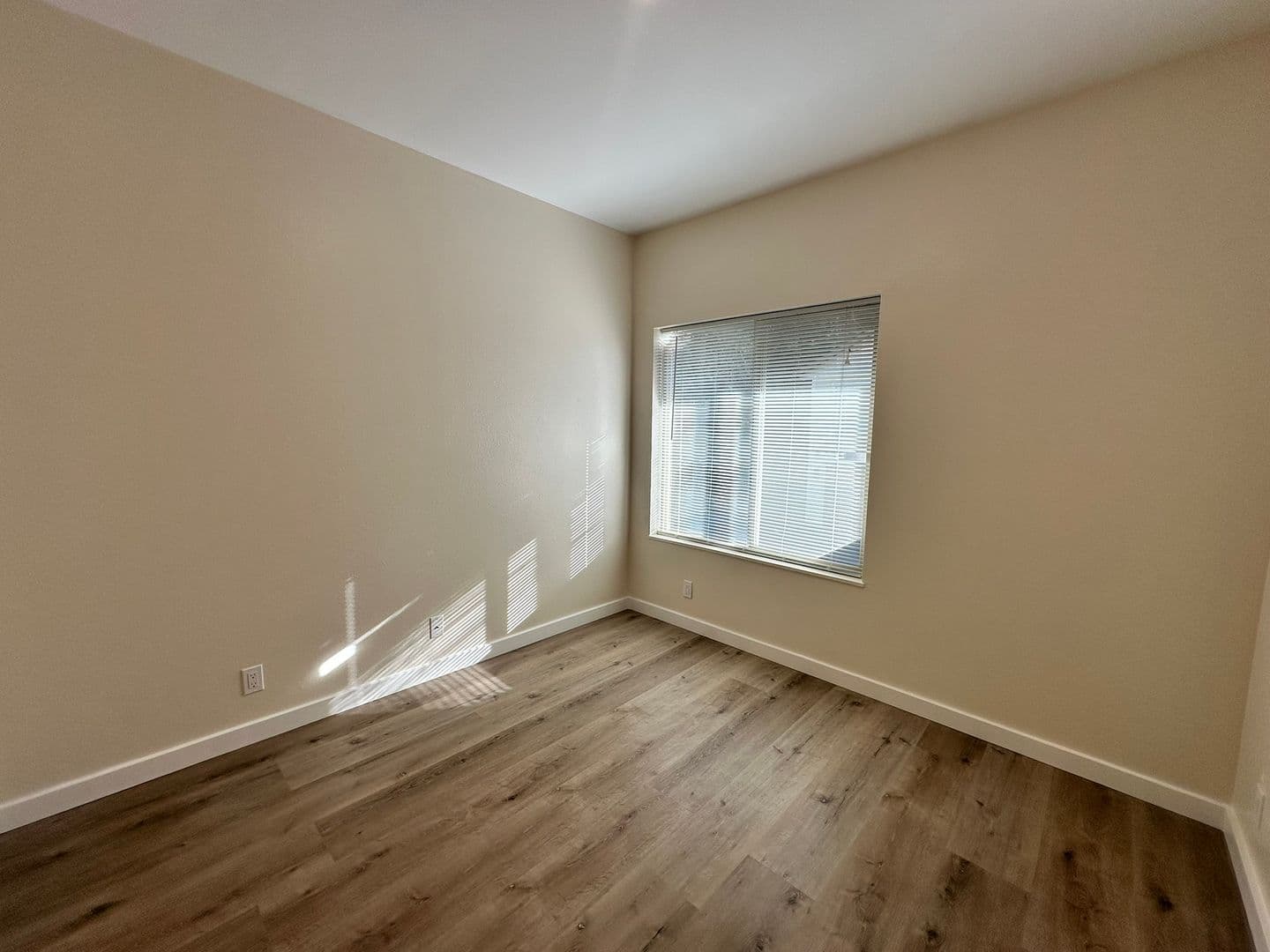 Springfield Apartment: 387 S 58th Street