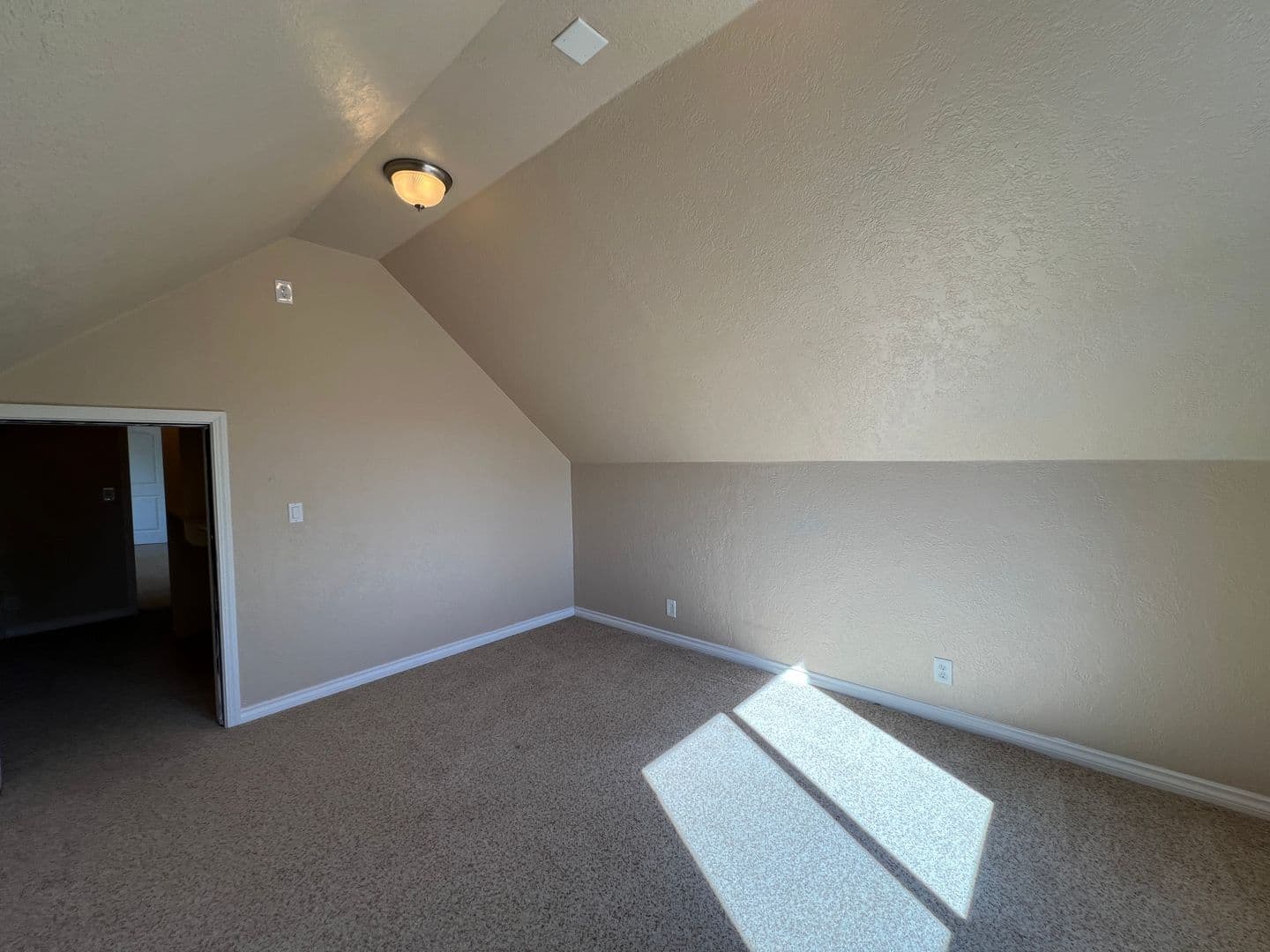 Eugene House: 1592 Kingston Way
