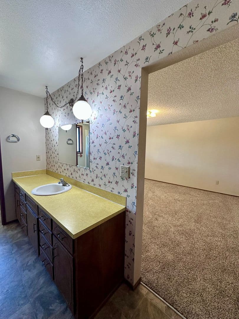 Springfield House: 970 S 55th Place