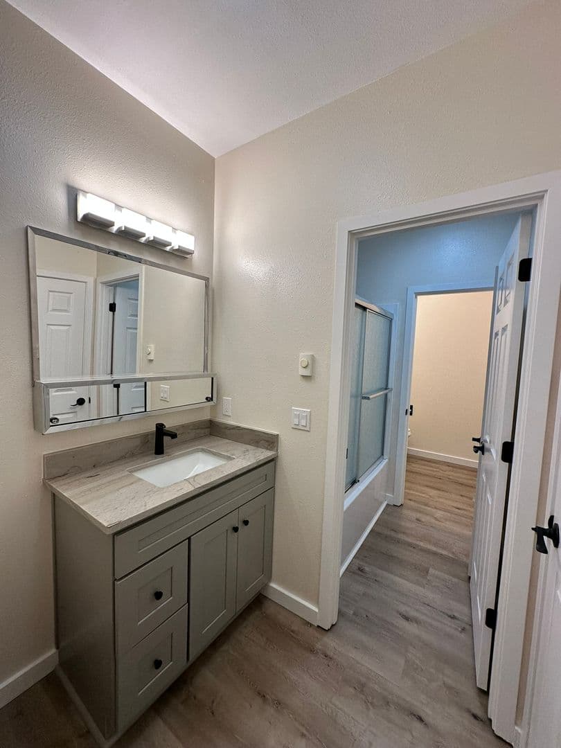 Springfield Apartment: 387 S 58th Street