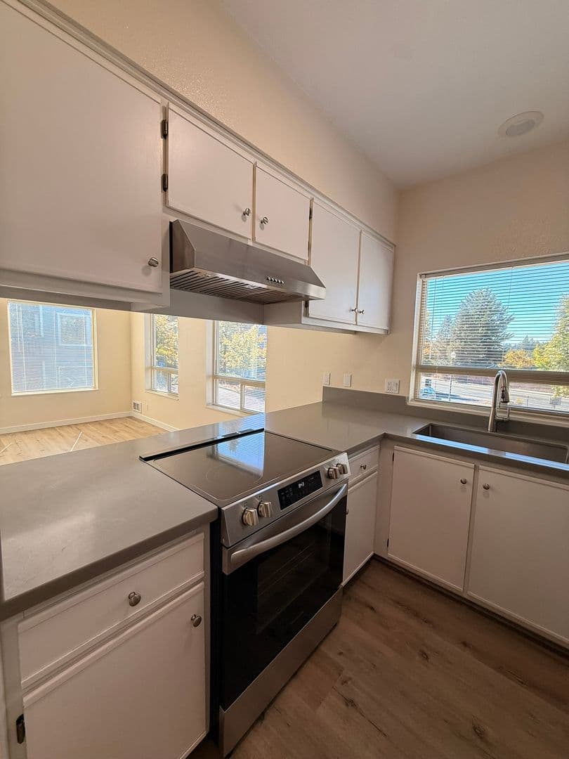 Springfield Apartment: 387 S 58th Street