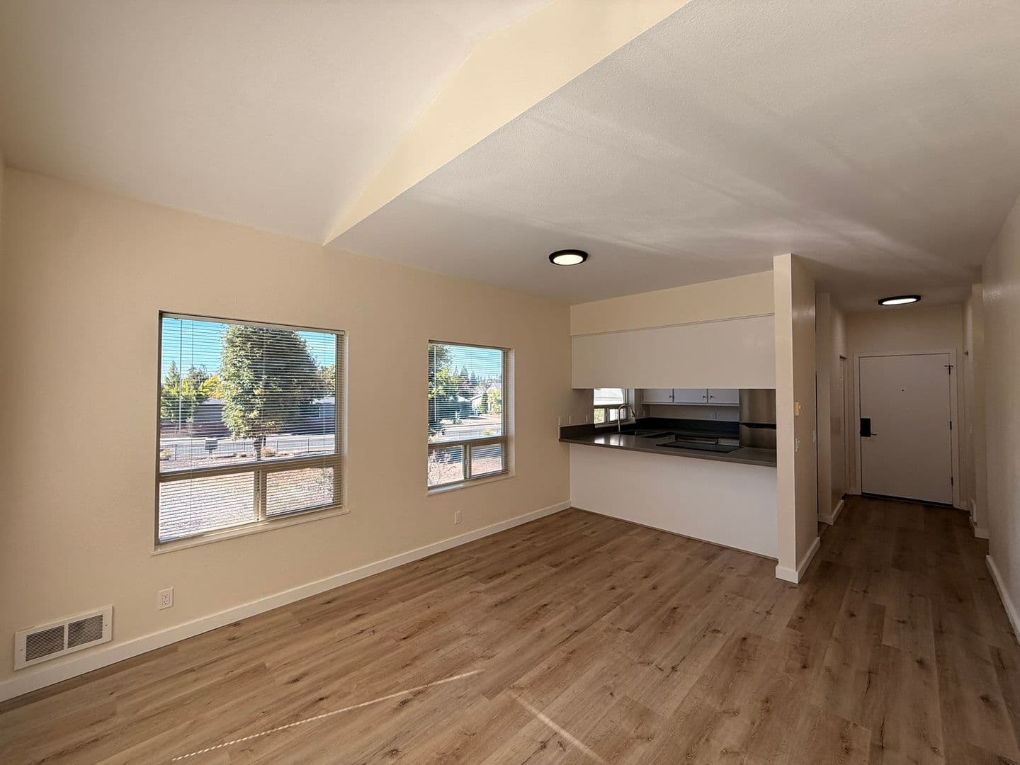 Springfield Apartment: 387 S 58th Street
