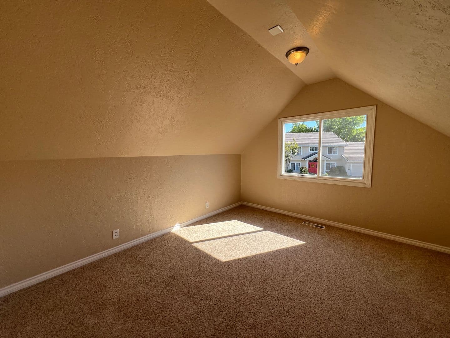 Eugene House: 1592 Kingston Way