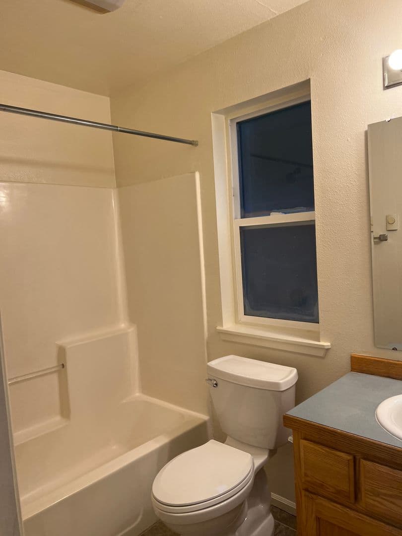 Eugene Apartment: 1622 W Broadway