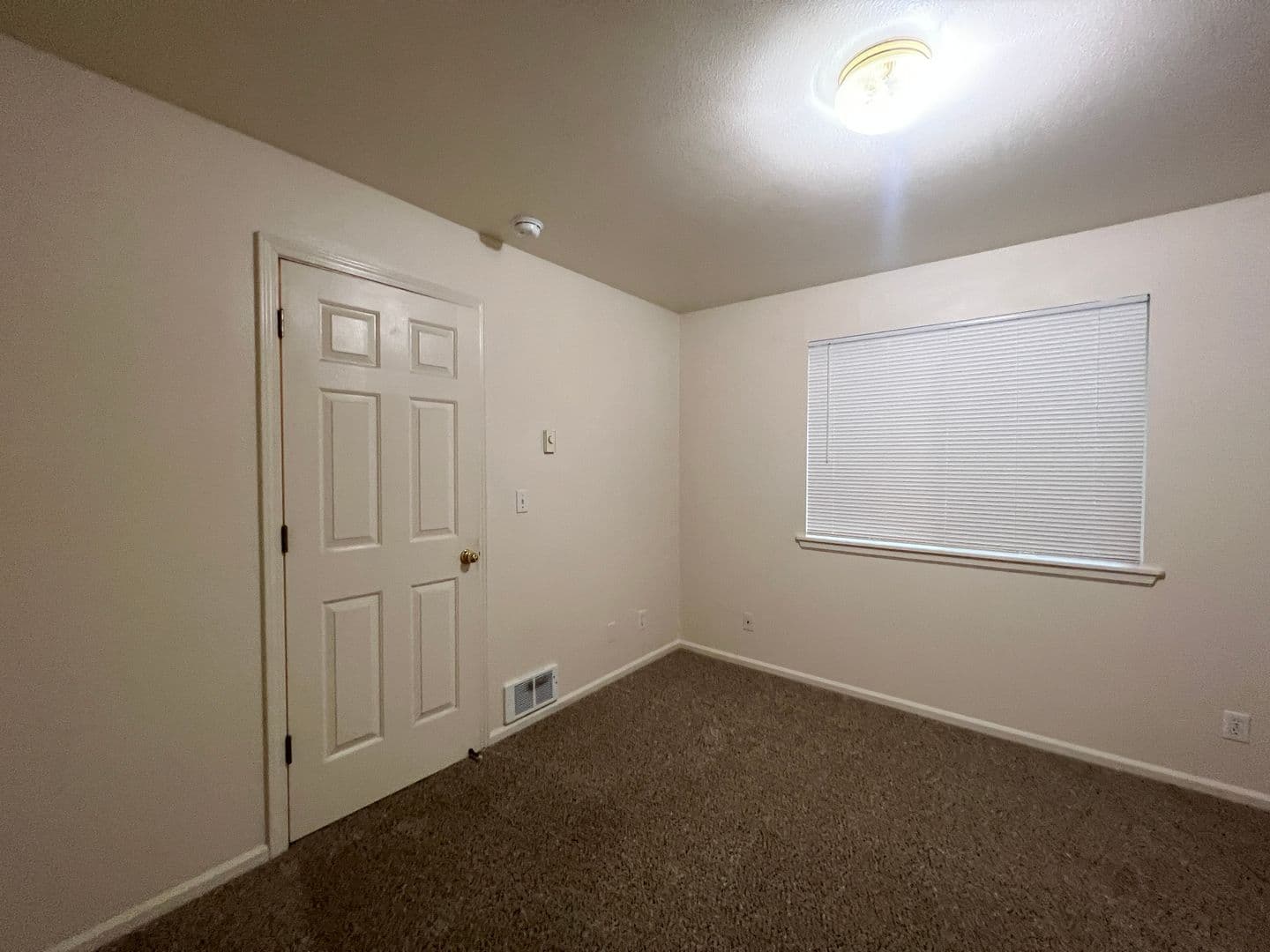 Eugene Apartment: 1622 W Broadway