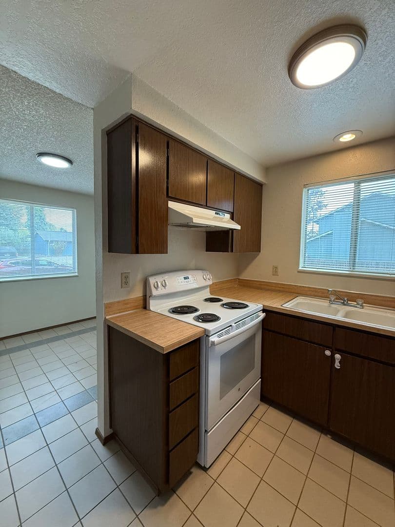 Veneta Apartment: 25116 Cheney Drive