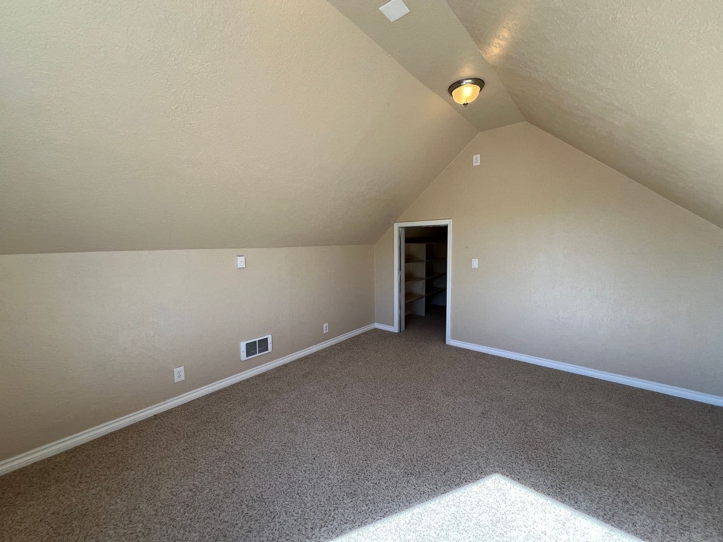 Eugene House: 1592 Kingston Way