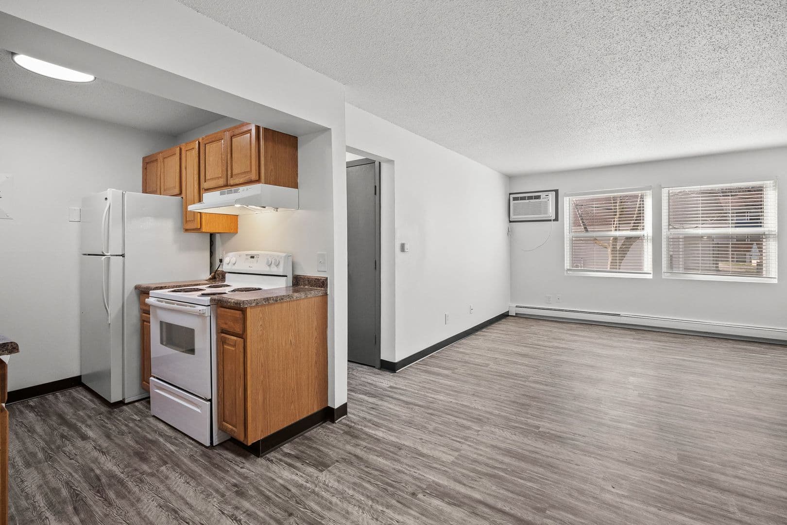 Des Moines Apartment: 2400 Hickman Rd