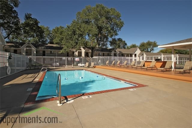 West Des Moines Apartment: 1813 Bennett Drive