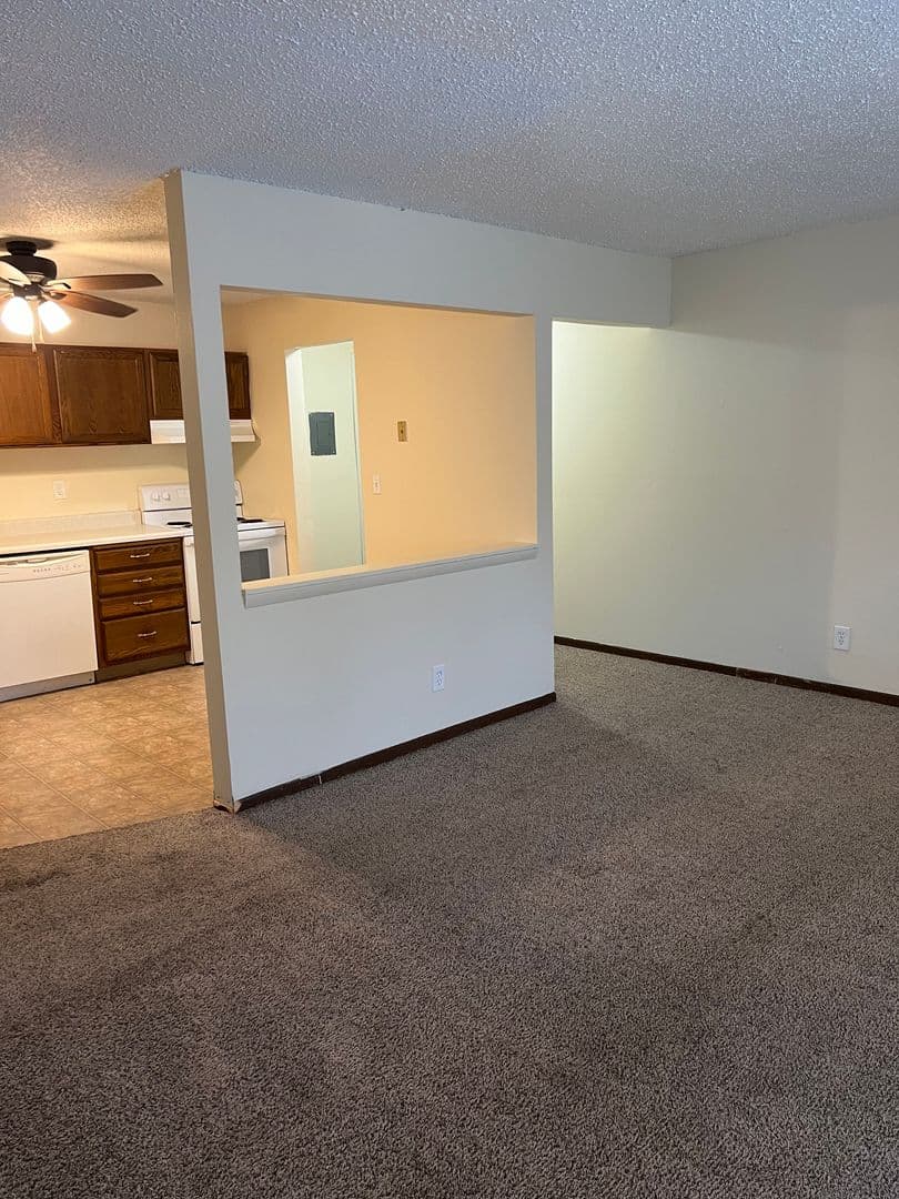 Des Moines Apartment: 6316 Urbandale Ave