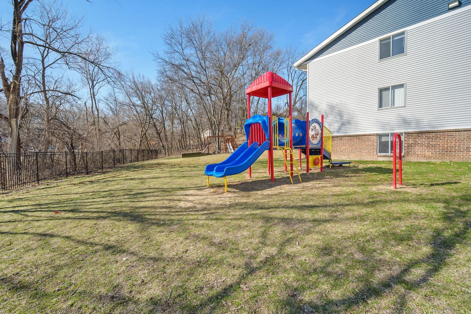 Des Moines Apartment: 2400 Hickman Rd