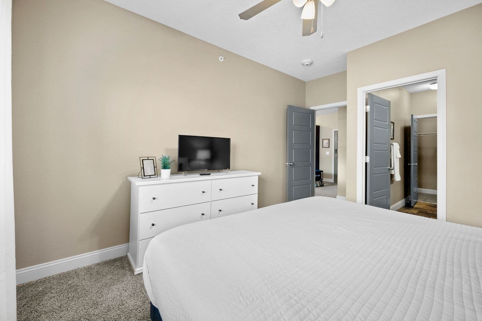 West Des Moines Apartment: 8350 Cascade Avenue