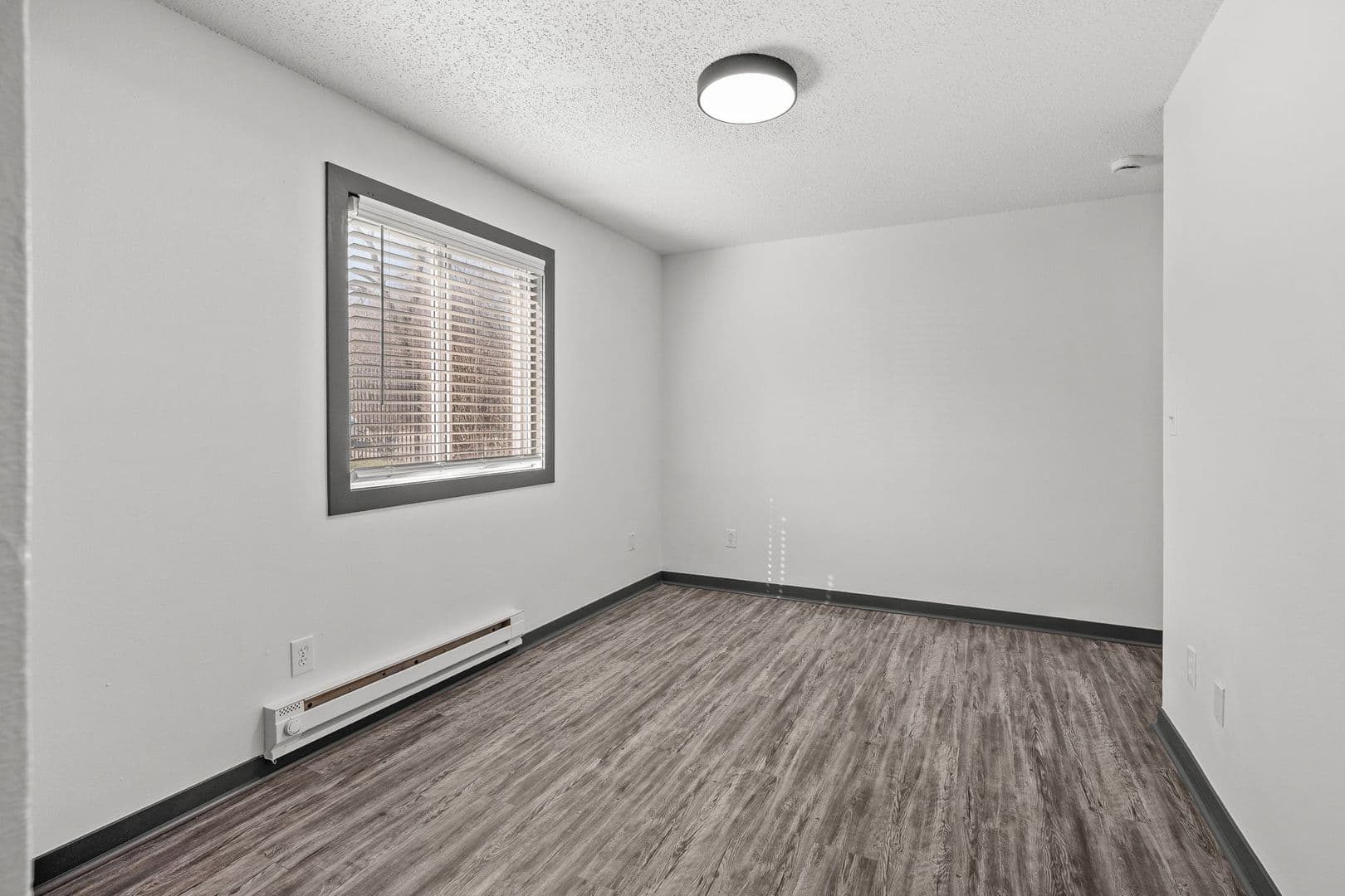 Des Moines Apartment: 2400 Hickman Rd