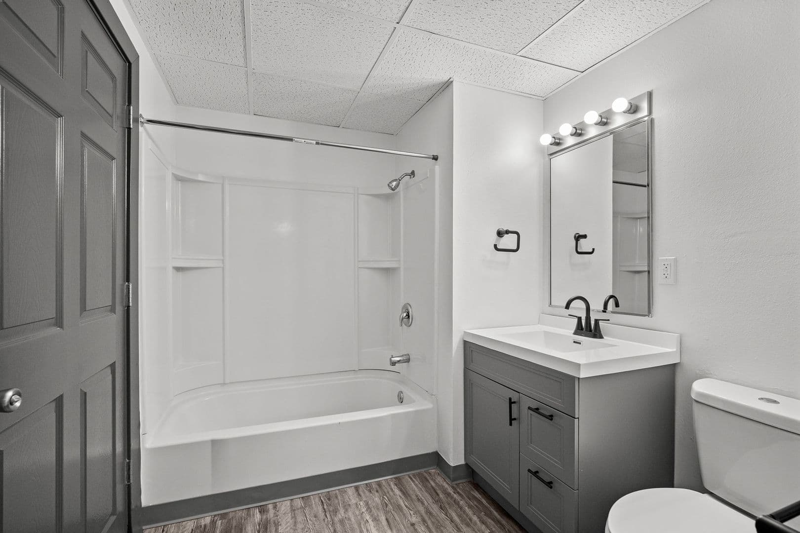Des Moines Apartment: 2400 Hickman Rd