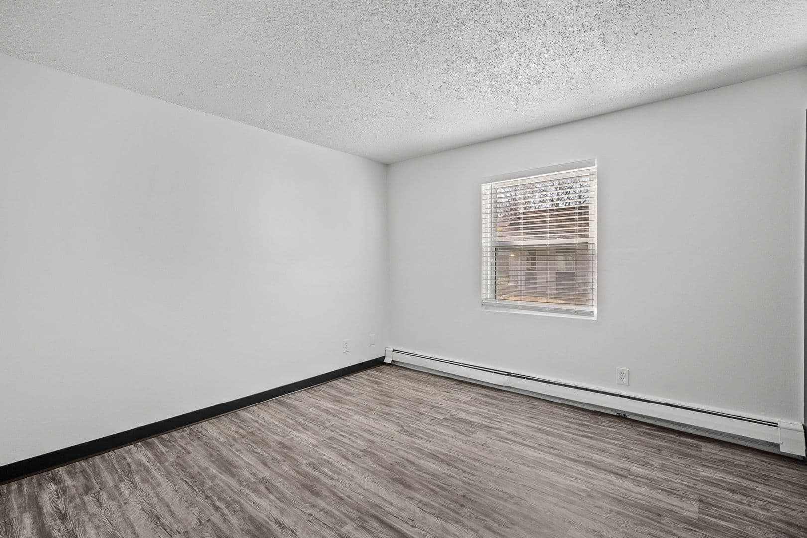 Des Moines Apartment: 2400 Hickman Rd
