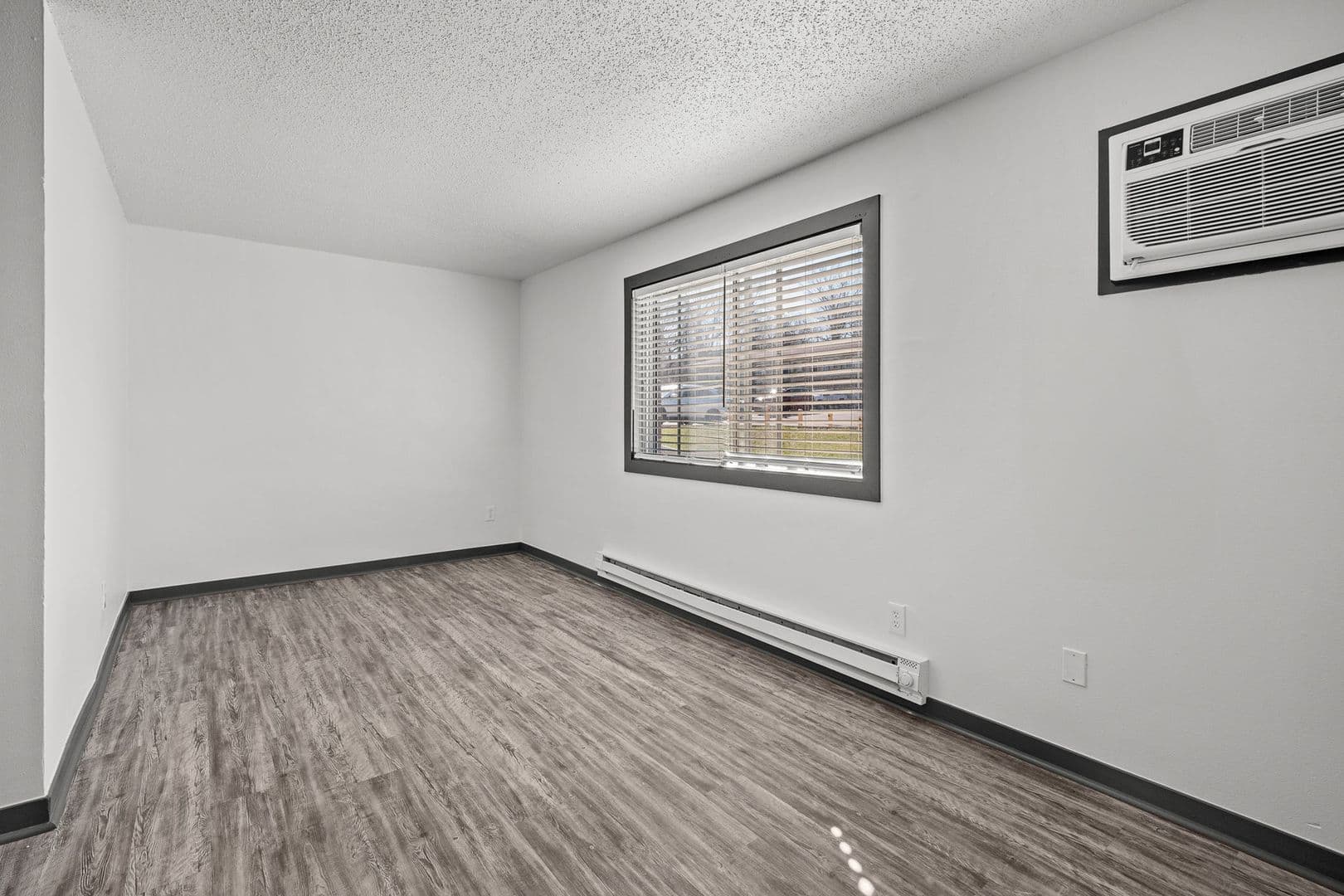 Des Moines Apartment: 2400 Hickman Rd