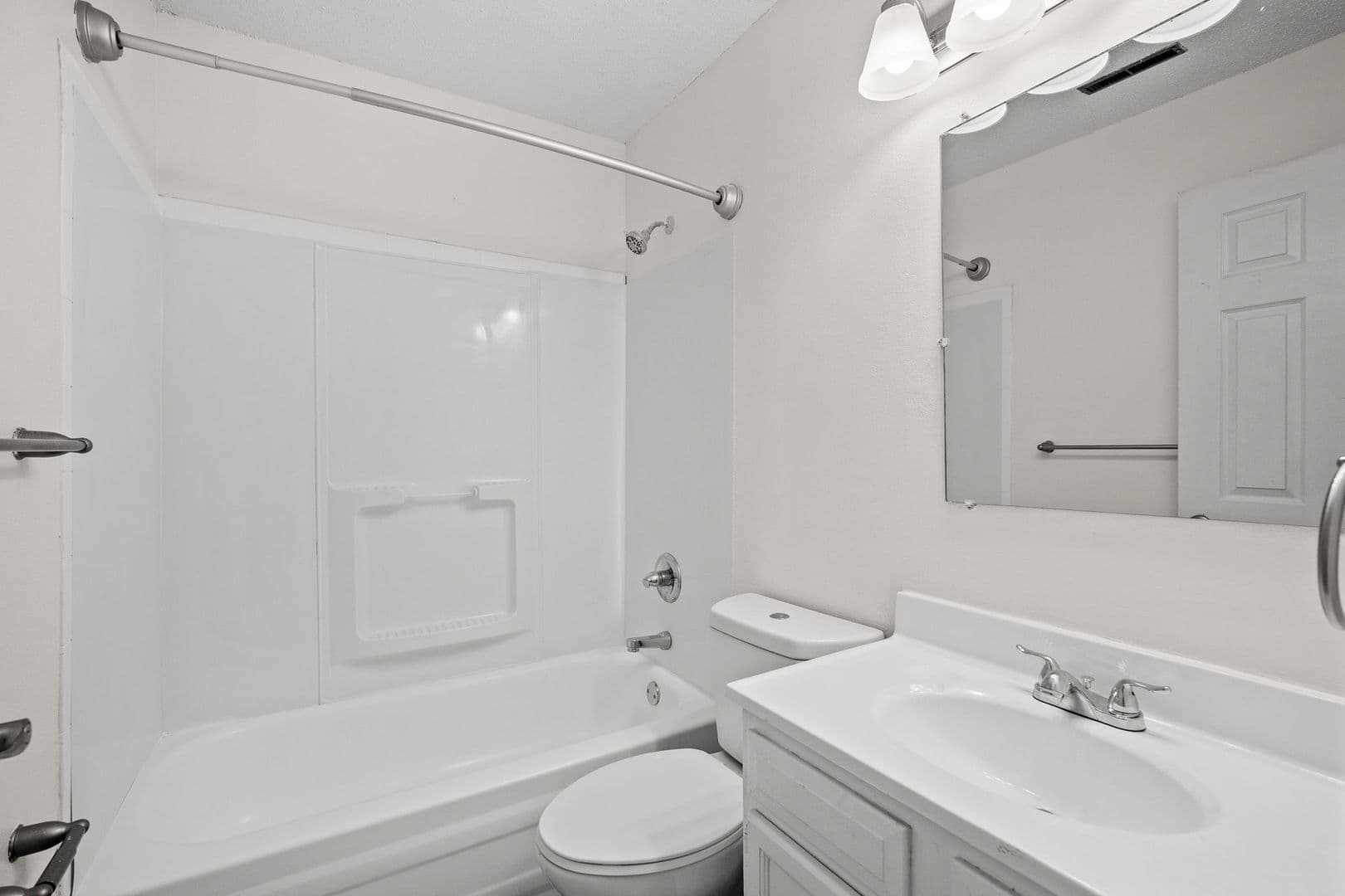 Des Moines Apartment: 2400 Hickman Rd