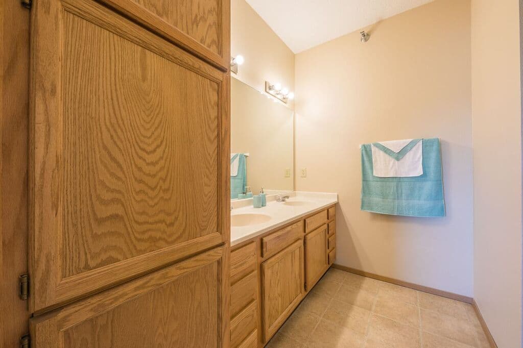 West Des Moines Apartment: 1813 Bennett Drive