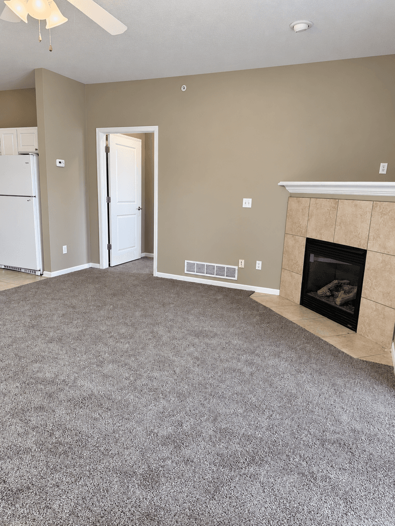 West Des Moines Apartment: 6350 Coachlight Drive