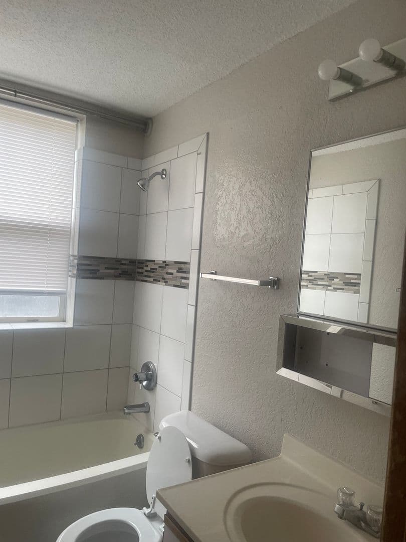 Des Moines Apartment: 3519/3517 University Ave
