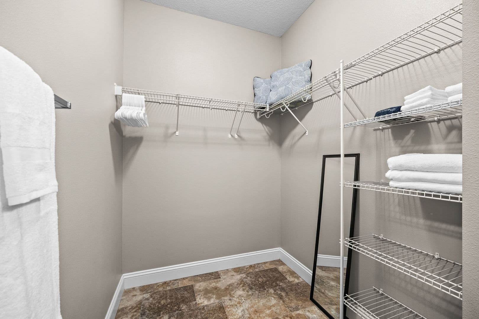 West Des Moines Apartment: 8350 Cascade Avenue