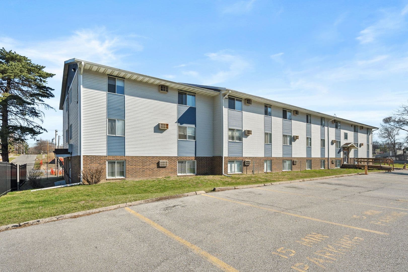 Des Moines Apartment: 2400 Hickman Rd