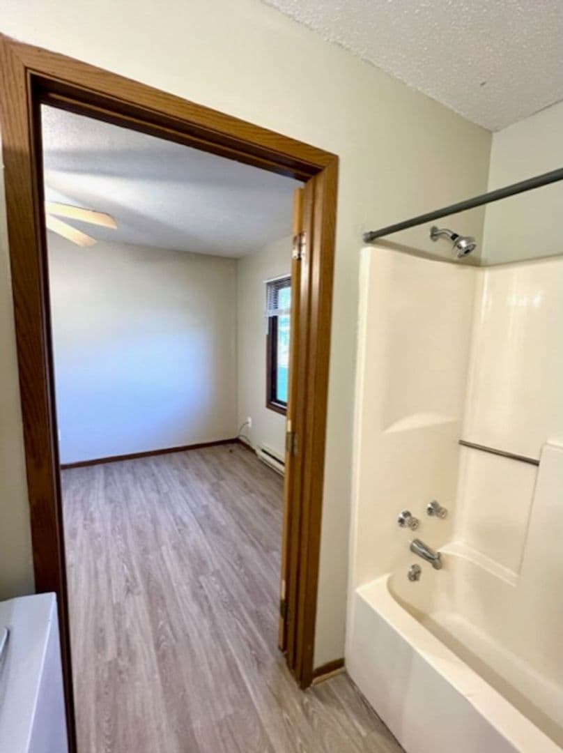 Des Moines Apartment: 1204 Hartford Ave
