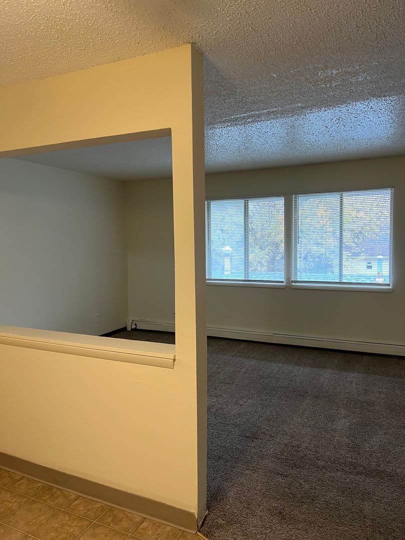 Des Moines Apartment: 6316 Urbandale Ave