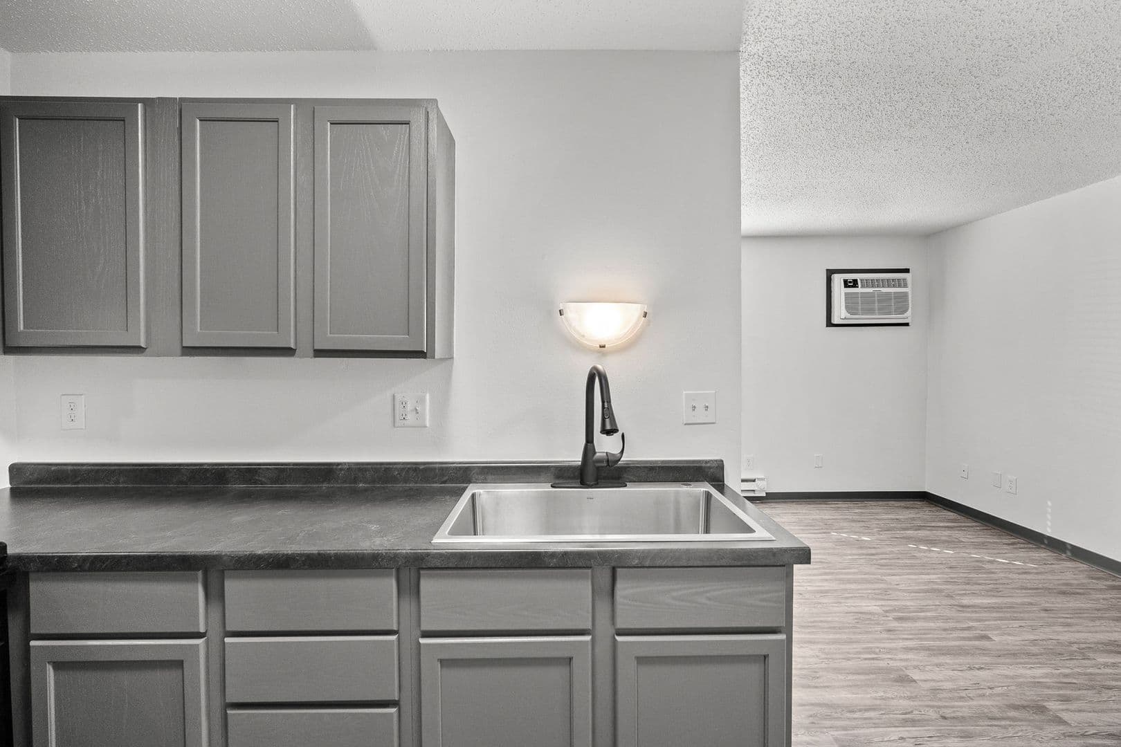 Des Moines Apartment: 2400 Hickman Rd