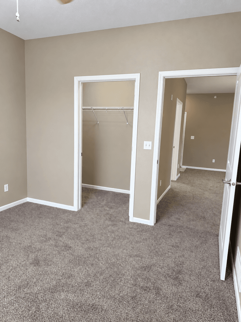 West Des Moines Apartment: 6350 Coachlight Drive