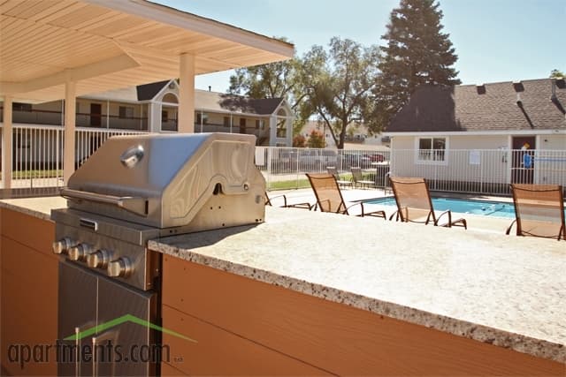 West Des Moines Apartment: 1813 Bennett Drive