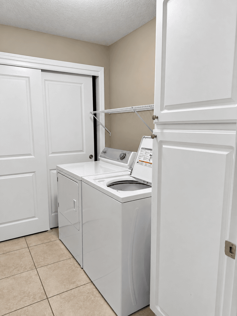 West Des Moines Apartment: 6350 Coachlight Drive