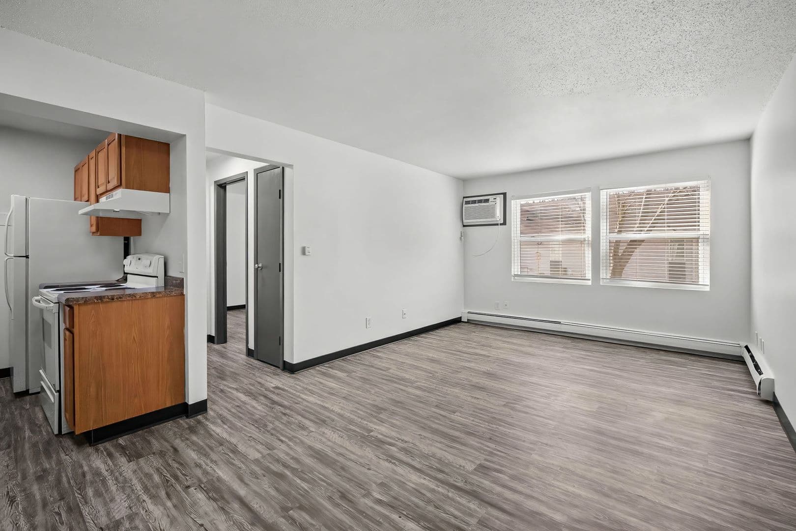 Des Moines Apartment: 2400 Hickman Rd